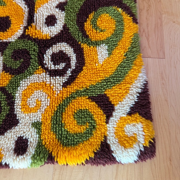 Groovy 70s Latch Hook Rug - Picture 4 of 6
